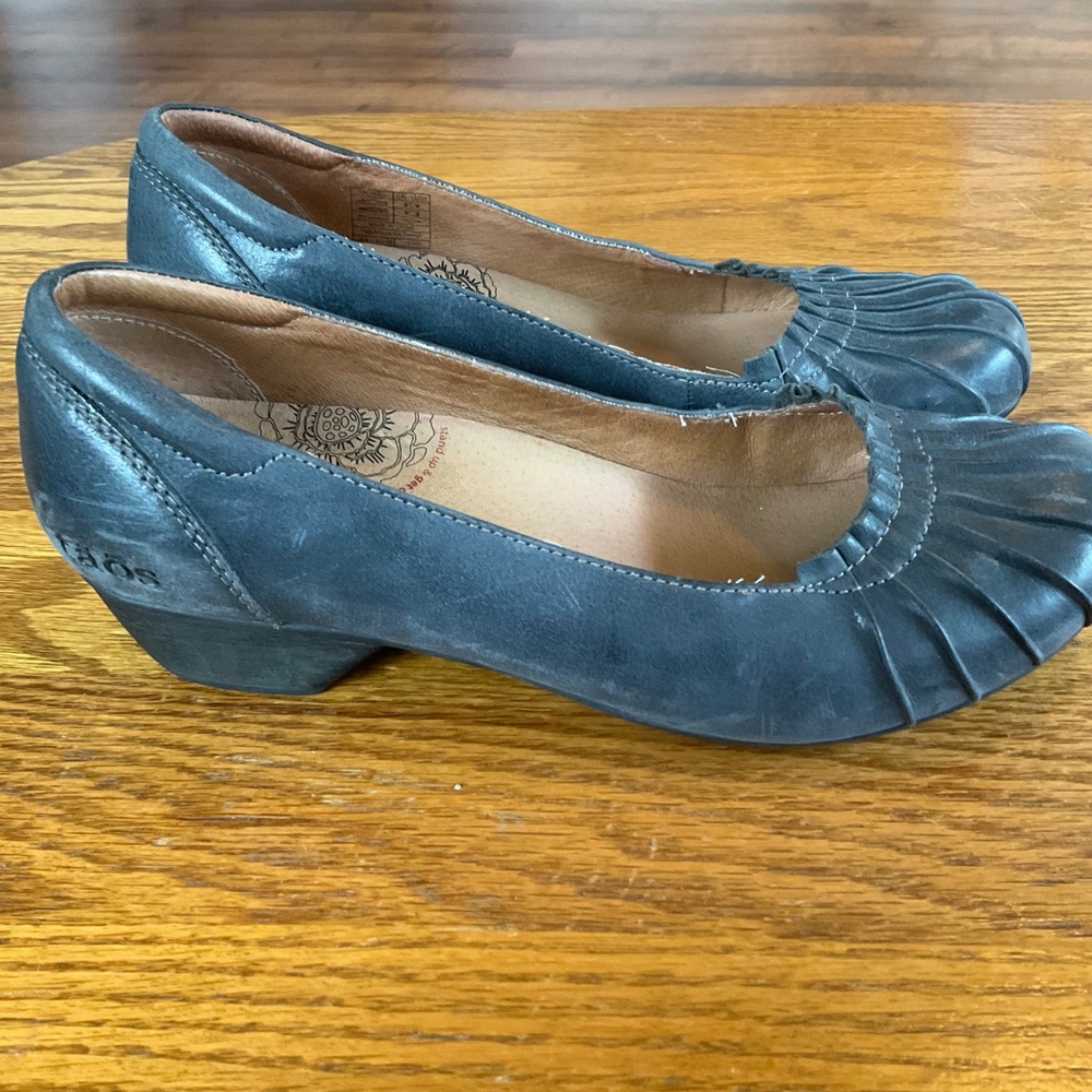 Taos Calypso‎ Pumps Women 8 Blue Gray Leather Pleated Toe Low Block Heel - Picture 3 of 8